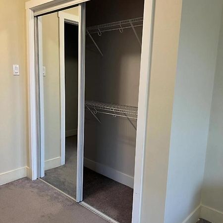 Spacious And Bright Large Suite With Separate Bathroom リッチモンド エクステリア 写真