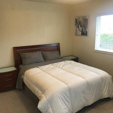 Spacious And Bright Large Suite With Separate Bathroom リッチモンド エクステリア 写真