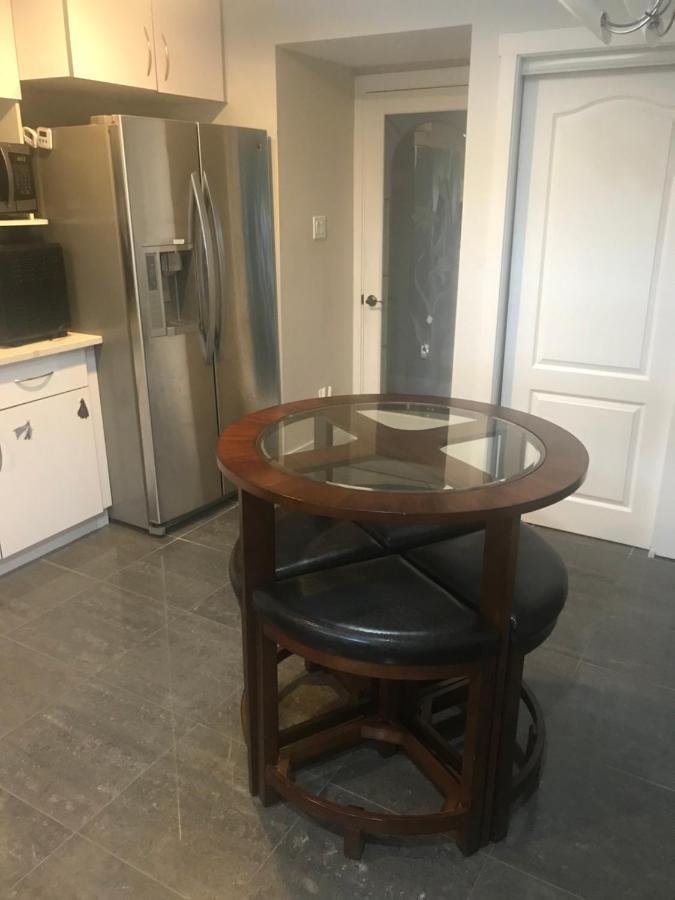 Spacious And Bright Large Suite With Separate Bathroom リッチモンド エクステリア 写真