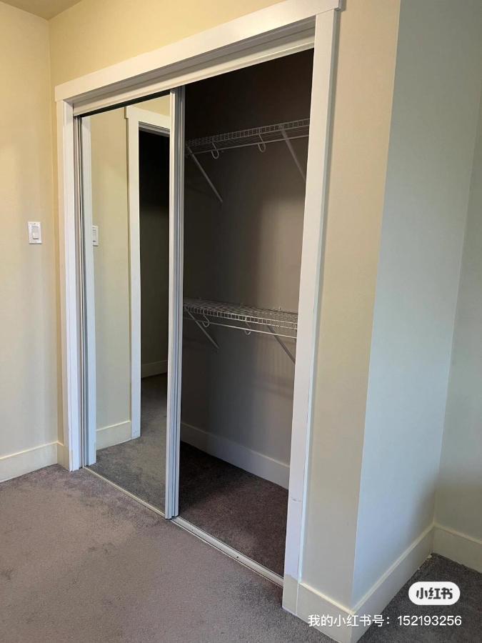 Spacious And Bright Large Suite With Separate Bathroom リッチモンド エクステリア 写真