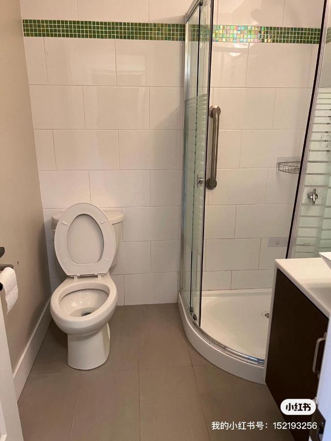 Spacious And Bright Large Suite With Separate Bathroom リッチモンド エクステリア 写真